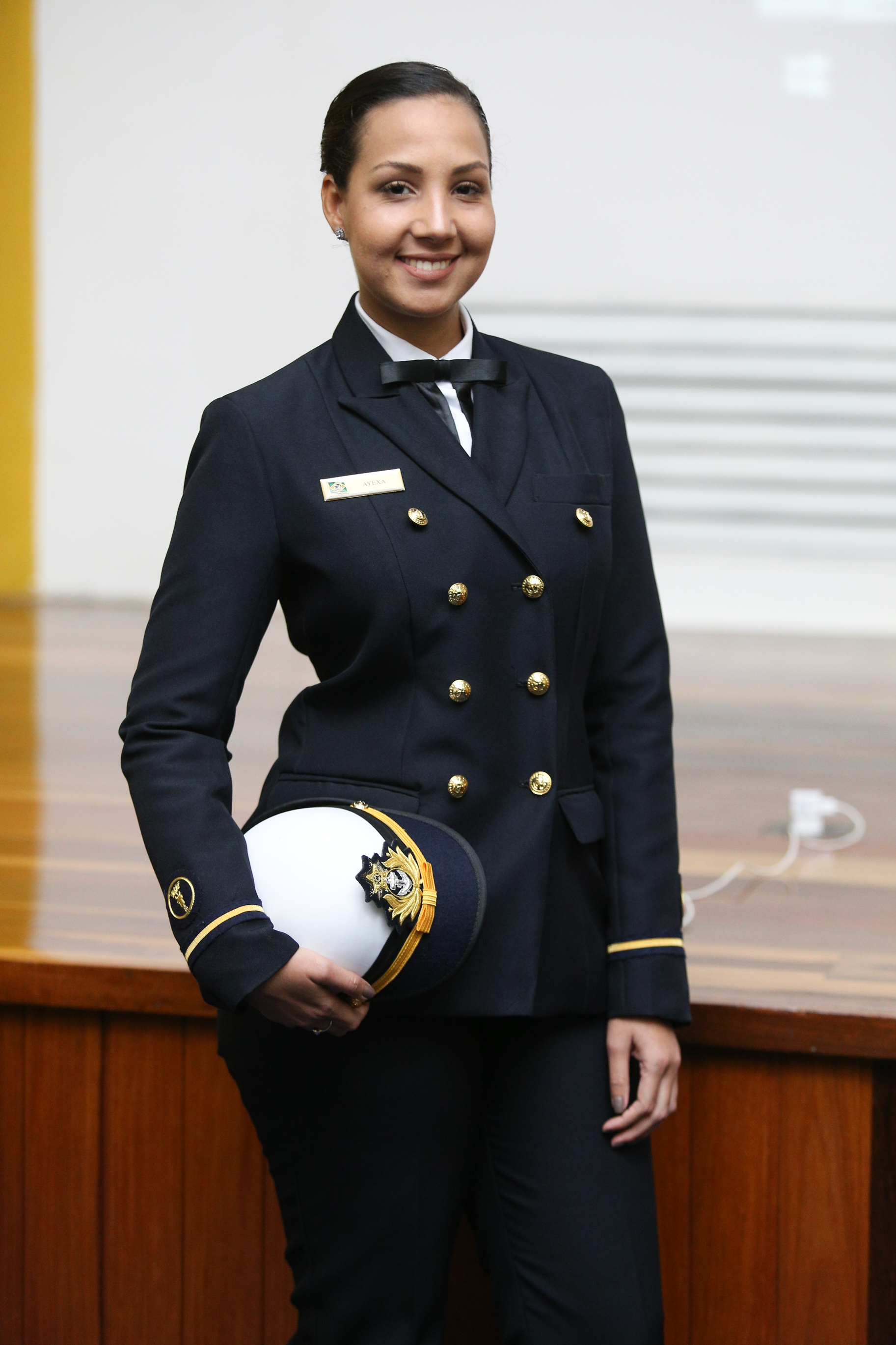 Ayexa Cruz em farda de gala da Marinha do Brasil